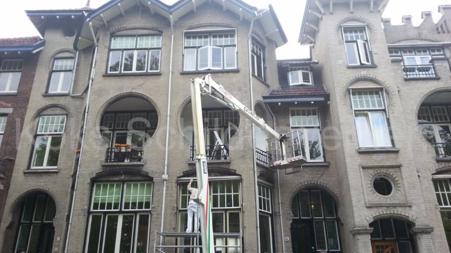 Hoogwerker voor de lastig te bereiken plaatsen bij schilderen van statige woning in Den Bosch