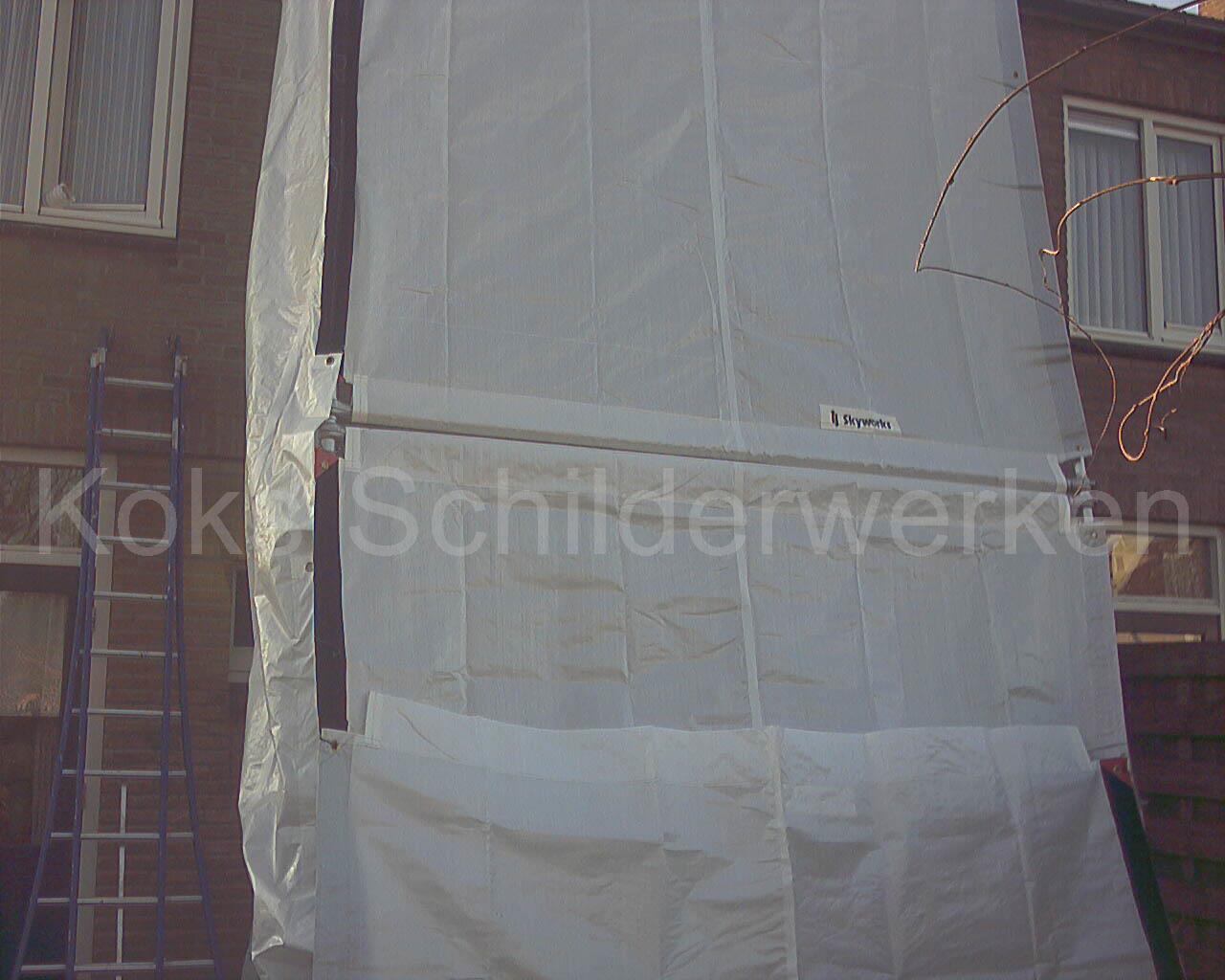 Afschermen van het schilderwerk bij een woning in Den Bosch