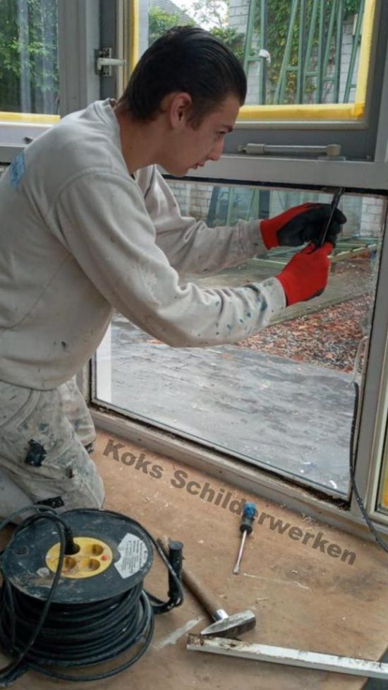 Voordat het glas geplaatst wordt zijn onze schilders en glaszetters het kozijn vakkundig aan het klaarmaken voor de nieuwe beglazing.